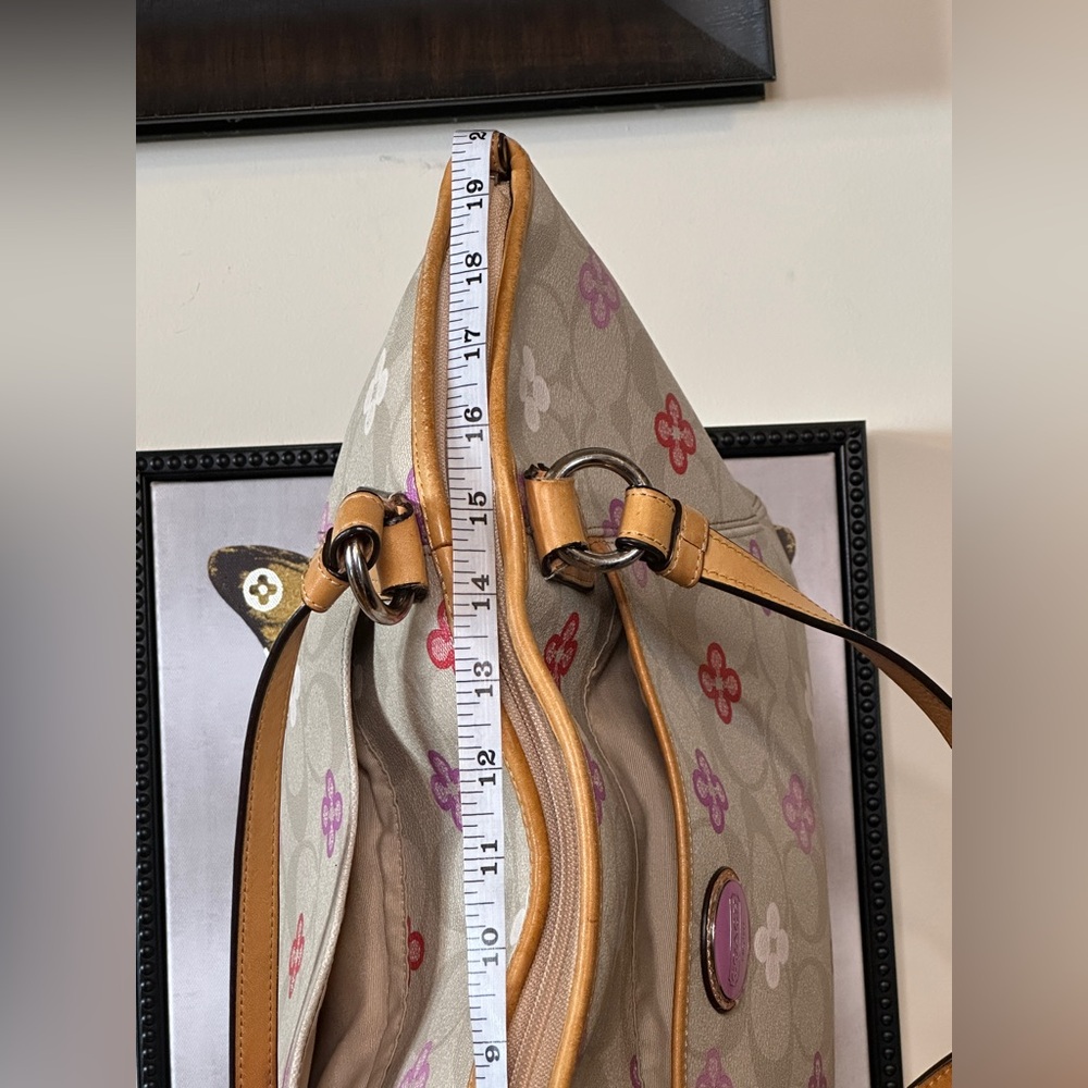 EUC Coach Peyton Signature Clover Tote bag. - Picture 6 of 8